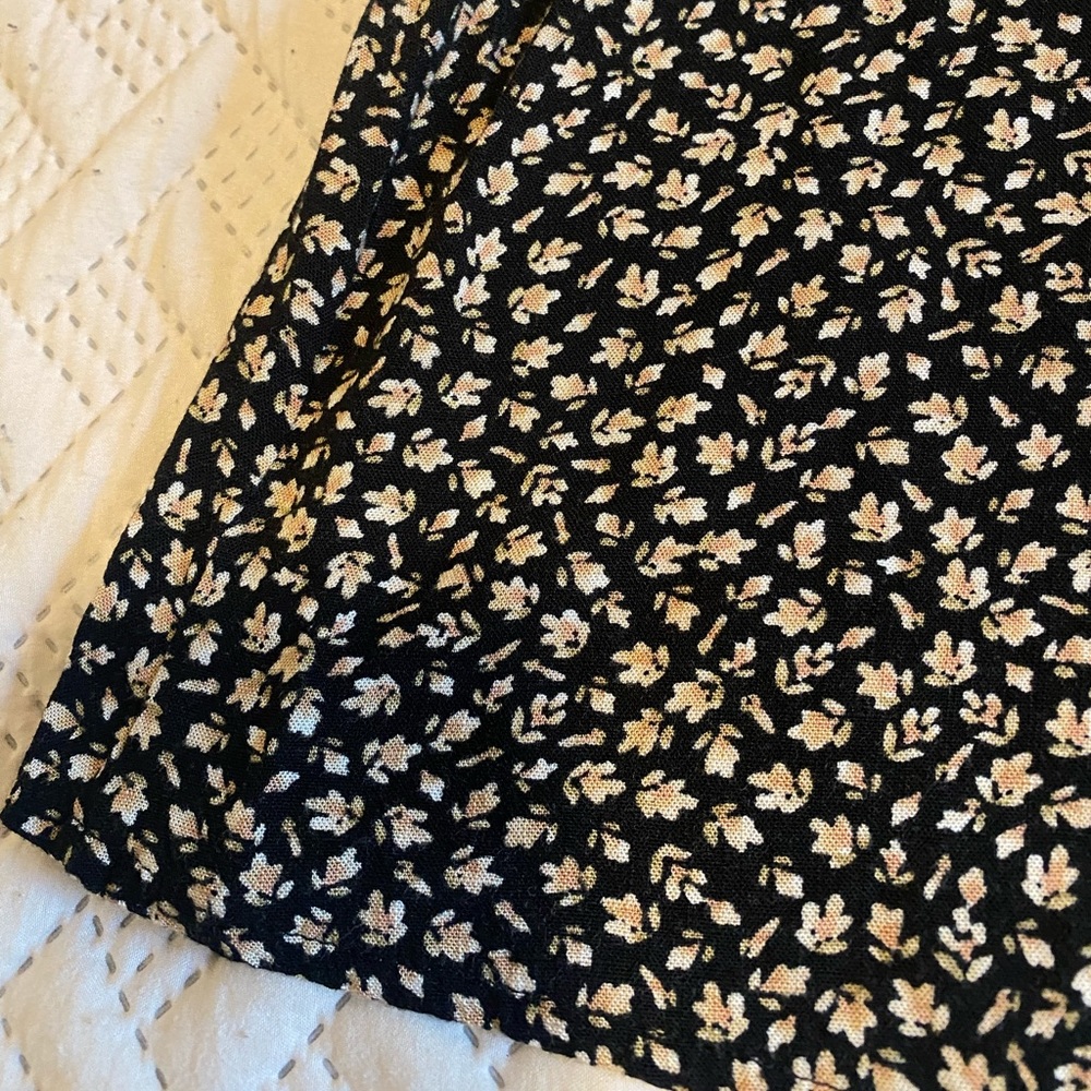 FLORAL MINI SKIRT (BLACK) - Picture 3 of 10
